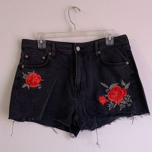 💕Embroidered High Waisted Black Cutoff Shorts